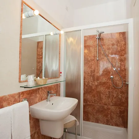 Anthea 3* גארדה